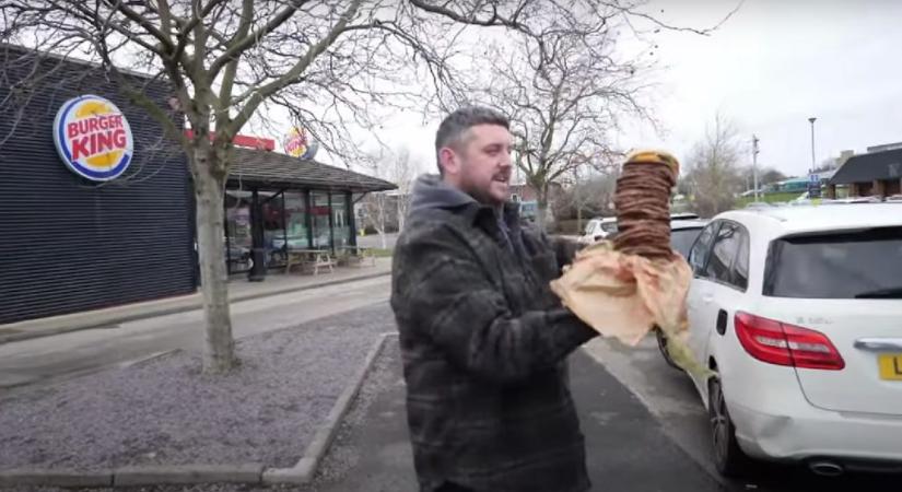 Szülinapi óriáshamburgerrel ünnepelt egy Burger King-imádó férfi