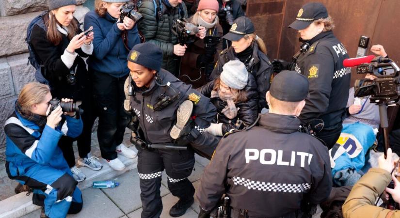 Kétszer is elvitték a rendőrök a norvég minisztériumok előtt tüntető Greta Thunberget