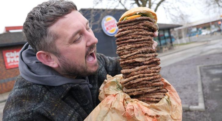 Ilyen óriási hamburgert még biztosan nem látott, mint amilyet születésnapjára rendelt egy férfi