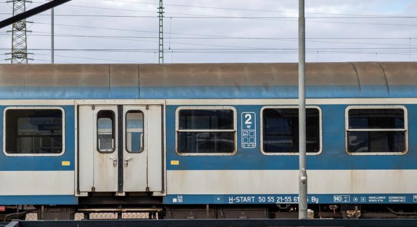 A kormány közlekedéspolitikai káosza miatt egyre gyakrabban fognak késni a vonatok