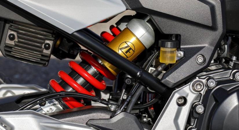 „Pumpál” a motor hátulja? Ideje ránézned a központi rugóstagra!