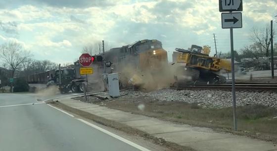 Markológépet szállító teherautó ragadt a síneken egy amerikai államban, amikor érkezett a vonat – videó