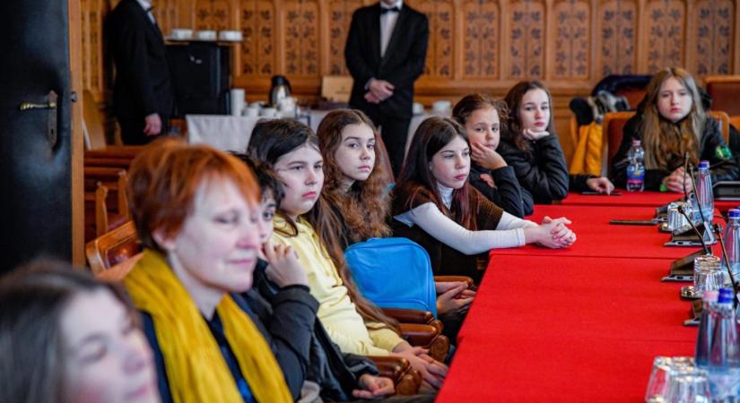 Az MSZP képviselője háborús övezetből jött ukrajnai gyerekeket látott vendégül a parlamentben
