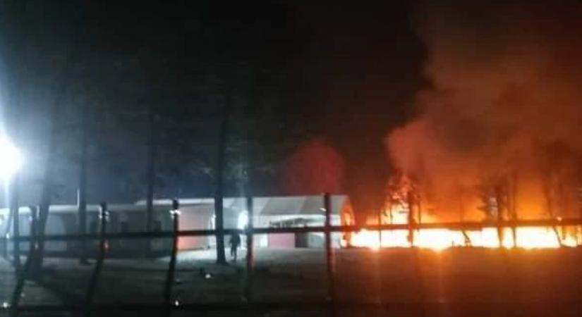 Kigyulladt a zombori migránsok szállása