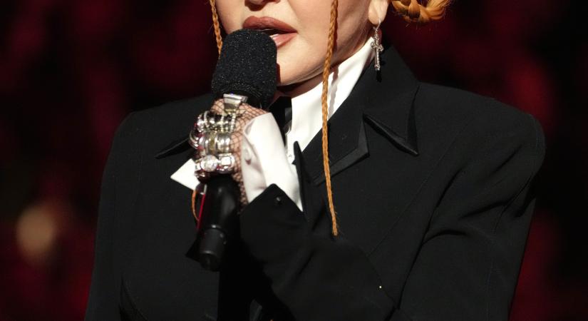 Hoppá! Ez a sármos bokszedző Madonna új pasija: 35 évvel fiatalabb a popsztárnál