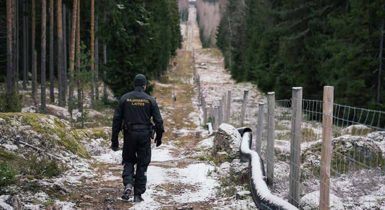 Már építik a finnek a kerítést az orosz határra