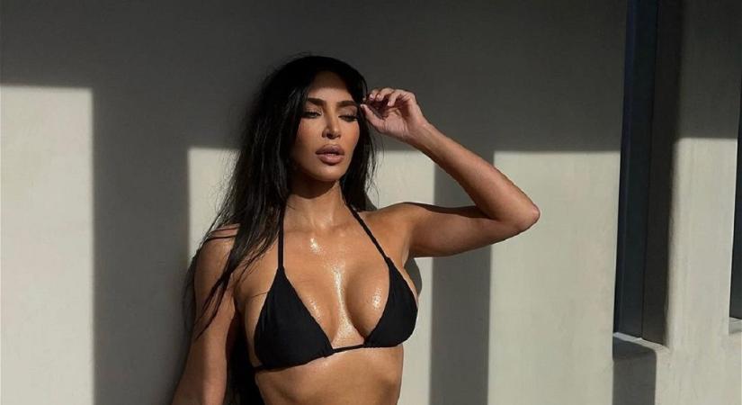 Zuhanyzás közben fotózták a szuper-szexi bikinis Kim Kardashiant (fotók)