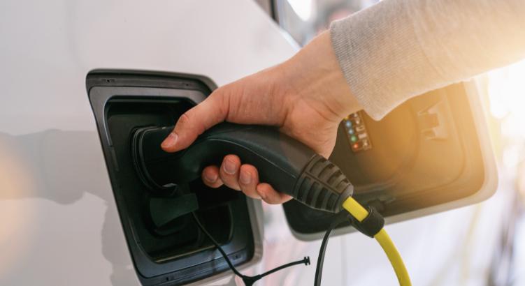 Elérik-e az elektromos autók a benzin- és dízelüzemű autók árszintjét, és ha igen, mikor?