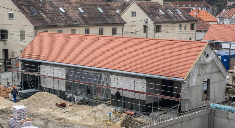 Fejlesztőközpont és kávézó épül a Deák utcában