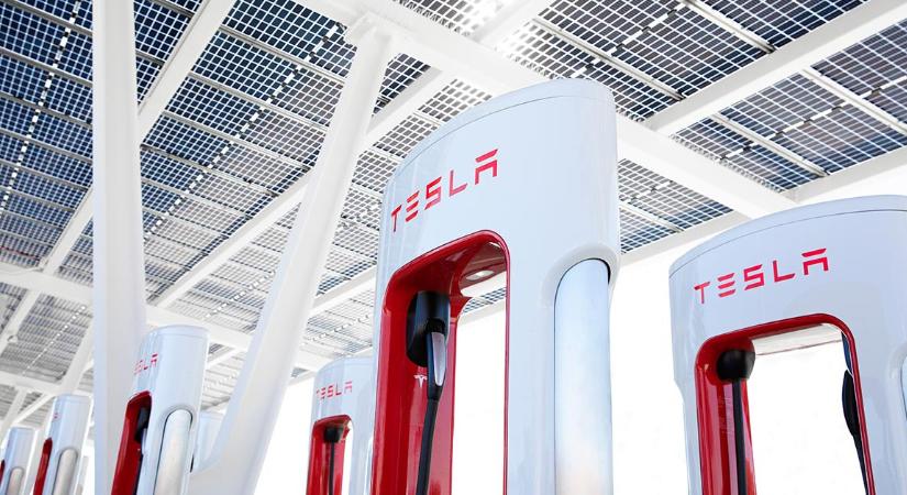 Már jövő héttől fizethetnek a magyar Tesla-tulajdonosok: vége az ingyenességnek