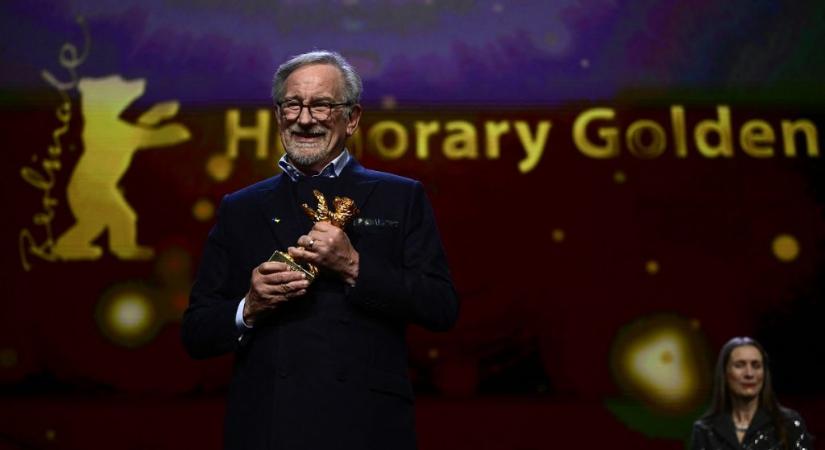 Steven Spielberg szerint az antiszemitizmus ma „büszkén áll, csípőre tett kézzel, mint Hitler”