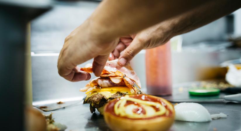 Rá sem lehet ismerni Gesztesi Károly fiára: gyorsétteremben süt hamburgert a színész gyereke