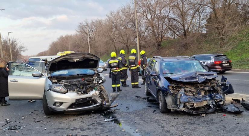 Borzalmas baleset történt Budapesten: egy Dacia bevágott egy kisbusz elé, majd frontálisan nekicsapódott a szemből érkező autónak
