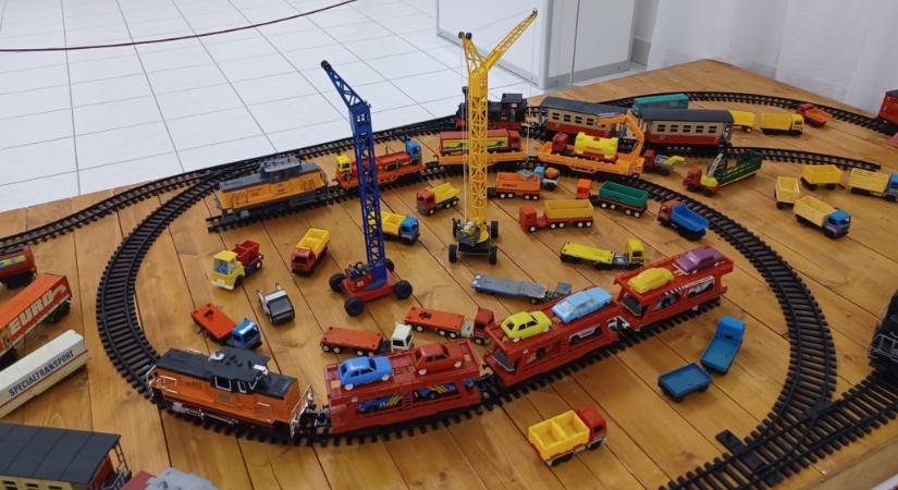 Játékautók és vonatok birodalmába visz el a komáromi Duna Menti Múzeum új kiállítása