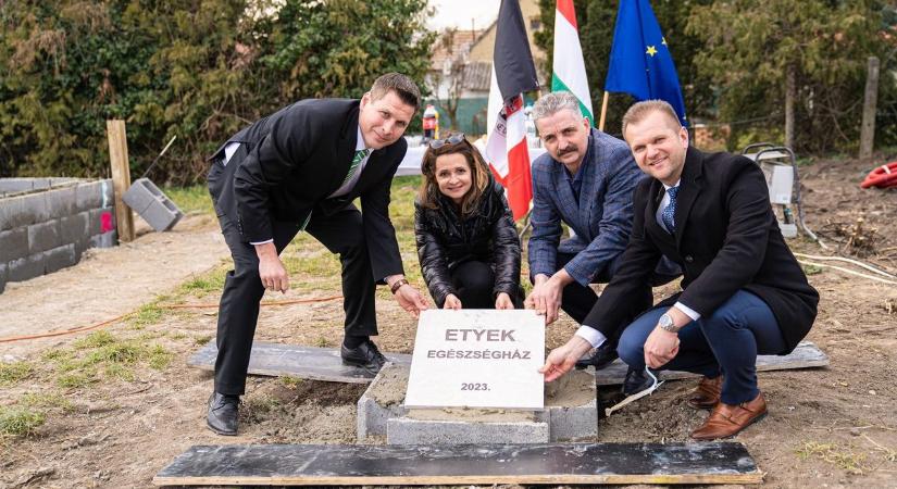 Új egészségház épül Etyeken - letették az alapkövet