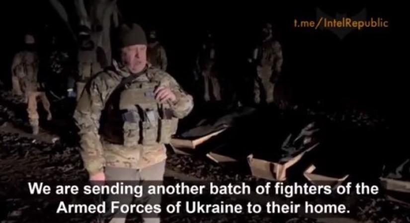„Bátran harcoltak, és elpusztultak” – Ukrán katonák holttestével teli koporsókat mutatott be a Wagner-csoport vezére (VIDEÓ)