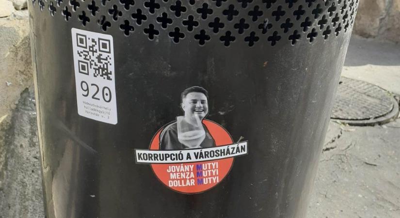 Vadiúj utcabútorokra is kerültek a polgármestert gyalázó matricák