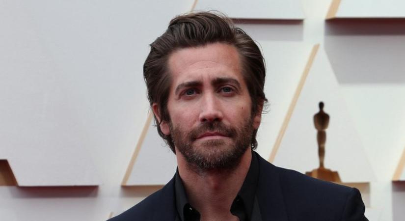 Jake Gyllenhaal alaposan kigyúrta magát az Országúti diszkó remake-jére (videó)