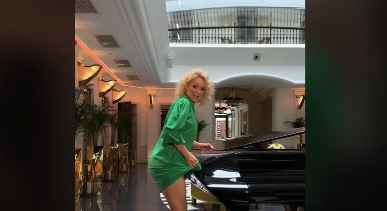 Videó: Köllő Babett véletlenül nagyot villantott, pedig csak egy zongorát akart letörölni