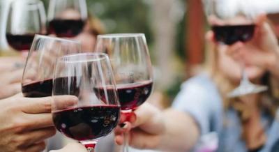 Mintegy 30 borász, 120 féle bor és pezsgősarok is várja a látogatókat a Cifra Borsétán Kecskeméten