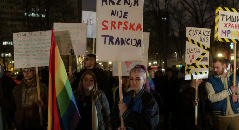 A homofób erőszakhullám ellen tüntettek Belgrádban