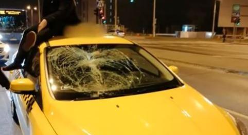 A taxi tetején ücsörgött egy részeg férfi miután elgázolták a budapesti Üllői úton