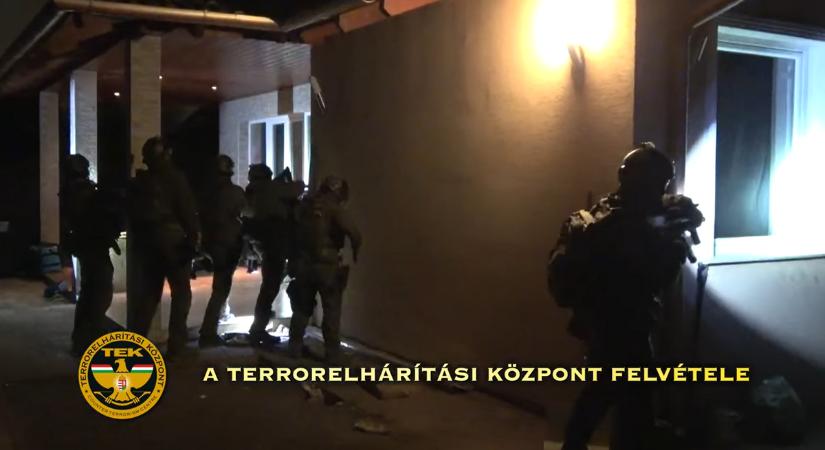 Pitbullokkal őrizte a fegyverarzenált és a drogot egy pesti pár, lecsapott rájuk a TEK - videó