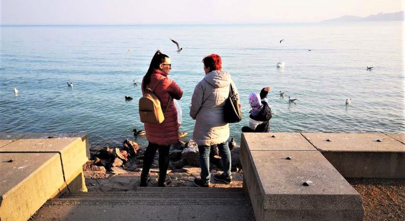 Rengetegen látogattak el a Balatonhoz március első hétvégéjén