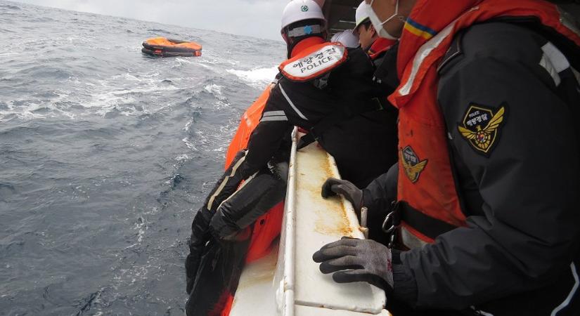 Egy ember meghalt, hatan eltűntek egy hajóbalesetben a Szenkaku-szigetek közelében