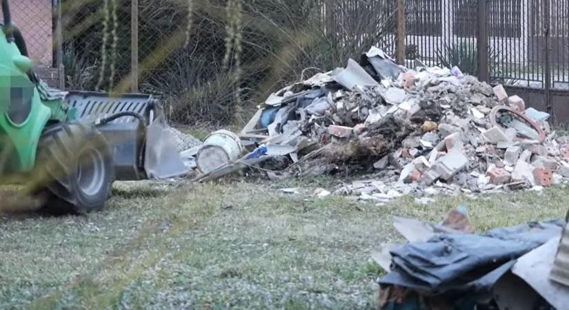 Veszélyes hulladékot borítottak le az egyik szolnoki játszótér tőszomszédságában – videóval