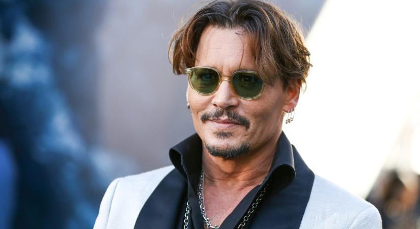 Johnny Depp helikopterrel érkezett egy antikváriumba, hogy régiségeket vásároljon új otthonába