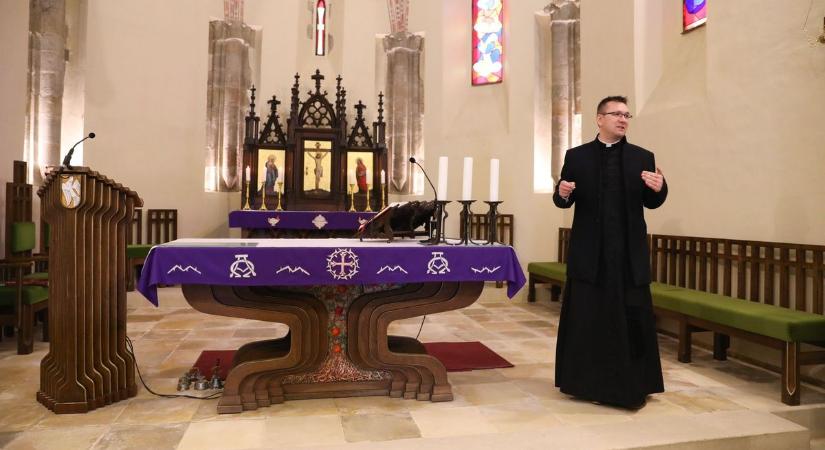 Negyvenhárom év után: újra eredeti helyén a díszes oltár a büki Szent Kelemen-templomban