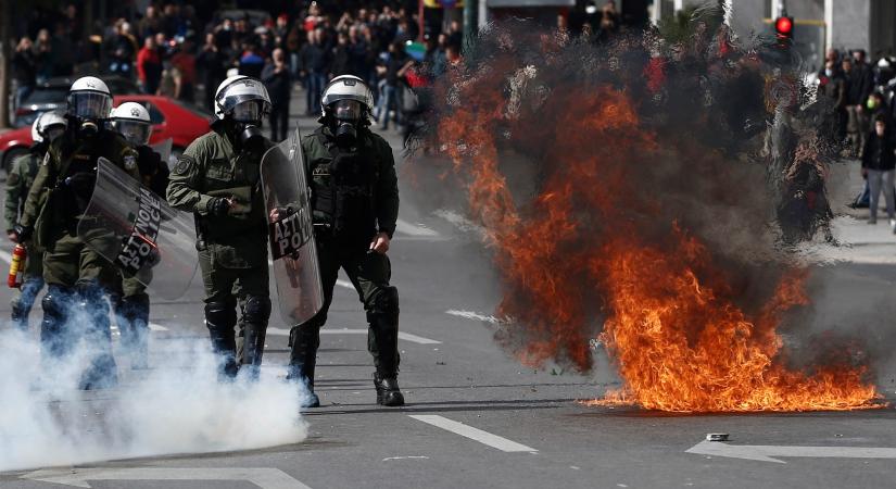 Görögország: Molotov-koktélokkal támadtak a rendőrökre a társaik halála miatt dühös diákok