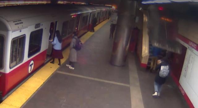 Vérfagyasztó videó: leszakadt az aluljáró mennyezete, majdnem ráomlott egy utasra