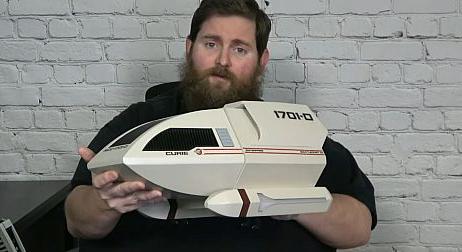 Elképesztő, Star Trek űrhajót mintázó házat épített gépének egy rajongó