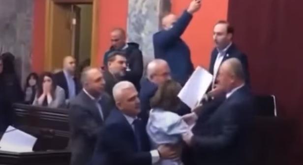 Sikoltozás, lökdösődés, ökölharc – videón a grúz parlamentben kitört brutális tömegbunyó
