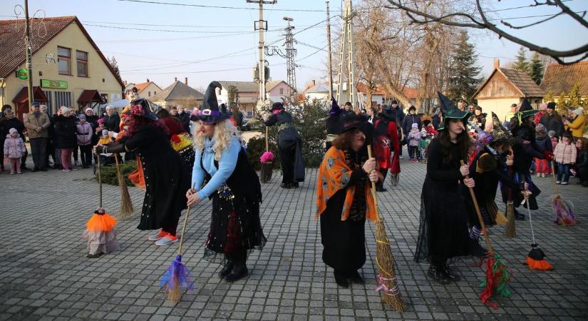 Boszorkányok űzték a telet a község Piac terén - galériával, videóval