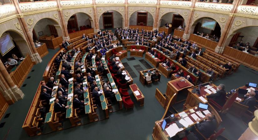 Megkezdődik a kormánypártok békehatározatának a parlamenti vitája