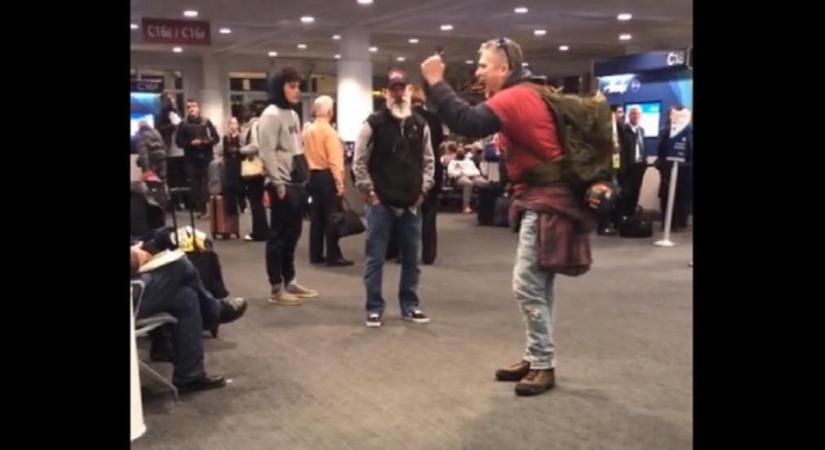 Hatalmas botrányt rendezett egy férfi a repülőtéren - videó