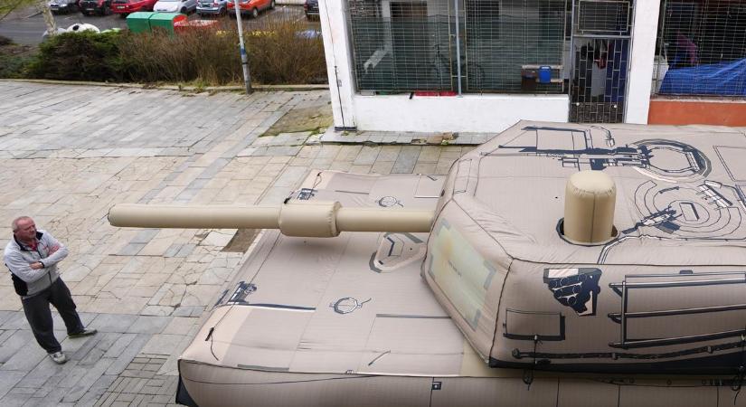 Vissza a hadicselek gyökereihez: elkészült a felfújható HIMARS rakétarendszer - fotók