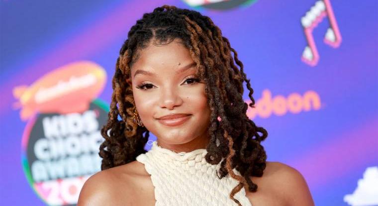 Halle Bailey meghatódva mutatta be a róla mintázott kis hableány figurát