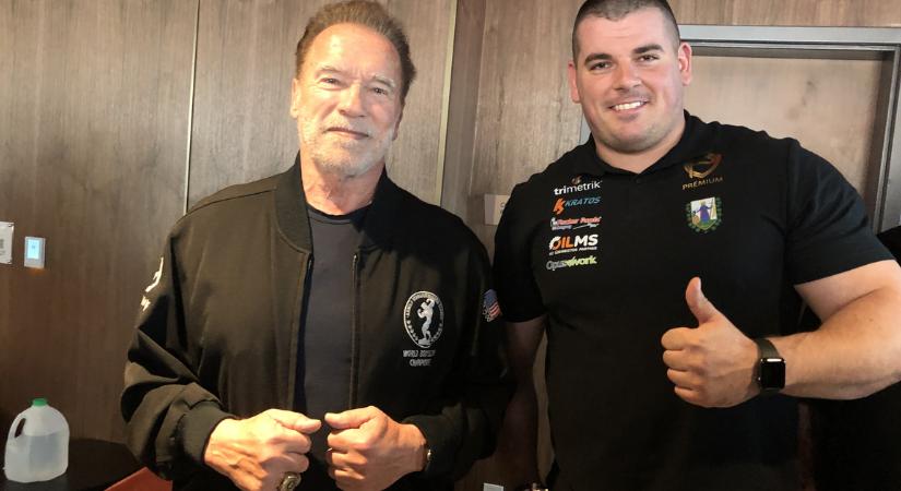 Magyar tűzoltóval pózolt Arnold Schwarzenegger