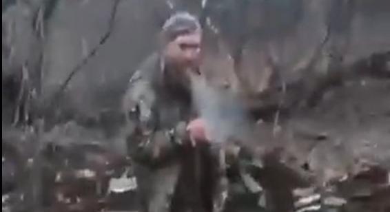 Megrázó videó: szitává lőtték az ukrán egyenruhás férfit, előtte azt kiáltotta, hogy „Dicsőség Ukrajnának!”
