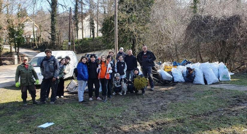 Régi mosógépet is kihúztak a fiatalok a fák közül Annavölgyön