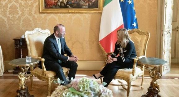 A Manfred Weber-vezette Európai Néppárt Giorgia Melonihoz közeledik