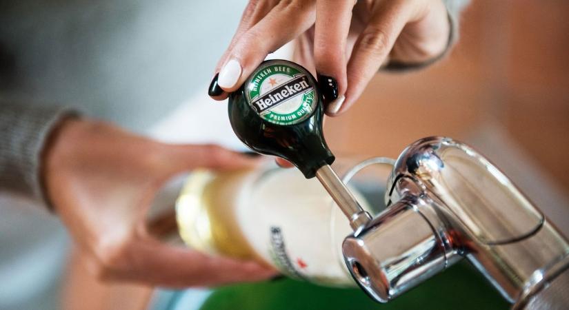 A Heineken állítja: a helyi bürokrácia miatt nem tud kivonulni Oroszországból