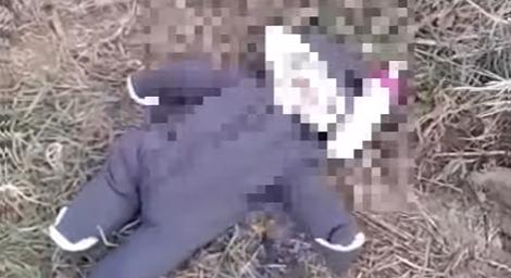Öt hónapos, elhagyott kisbabát találtak egy mezőn ma reggel – videó