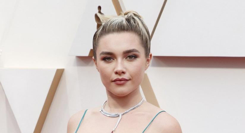 Florence Pugh fehérneműben ragyogott a Párizsi Divathéten (képek)