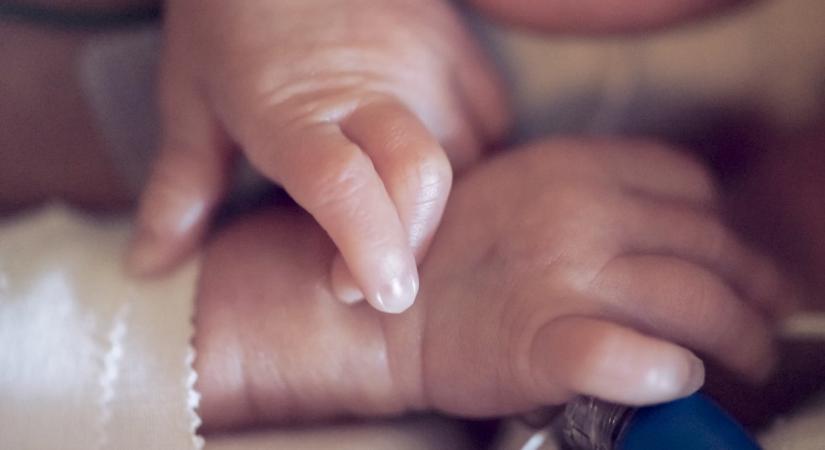 Egy évesek lettek a világ legkorábban született ikerbabái