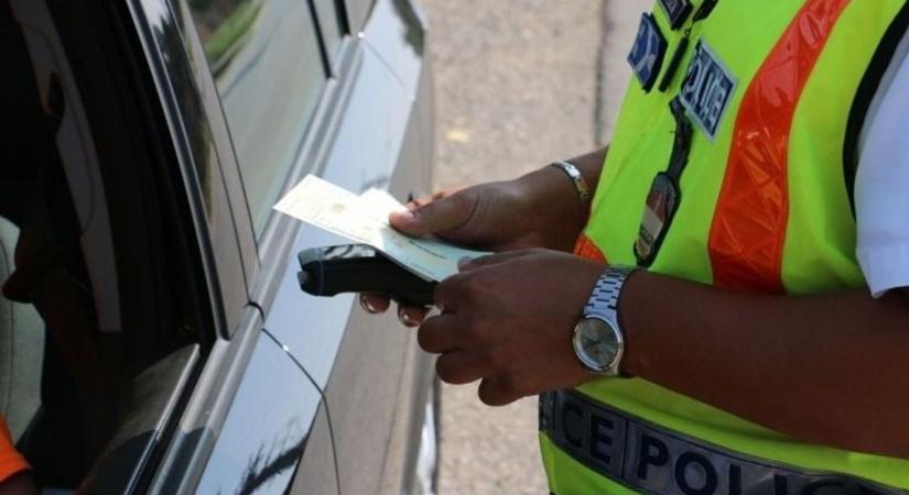 Tolatás, parkolás: magát buktatta le Tatán a rendőröktől berezelő sofőr
